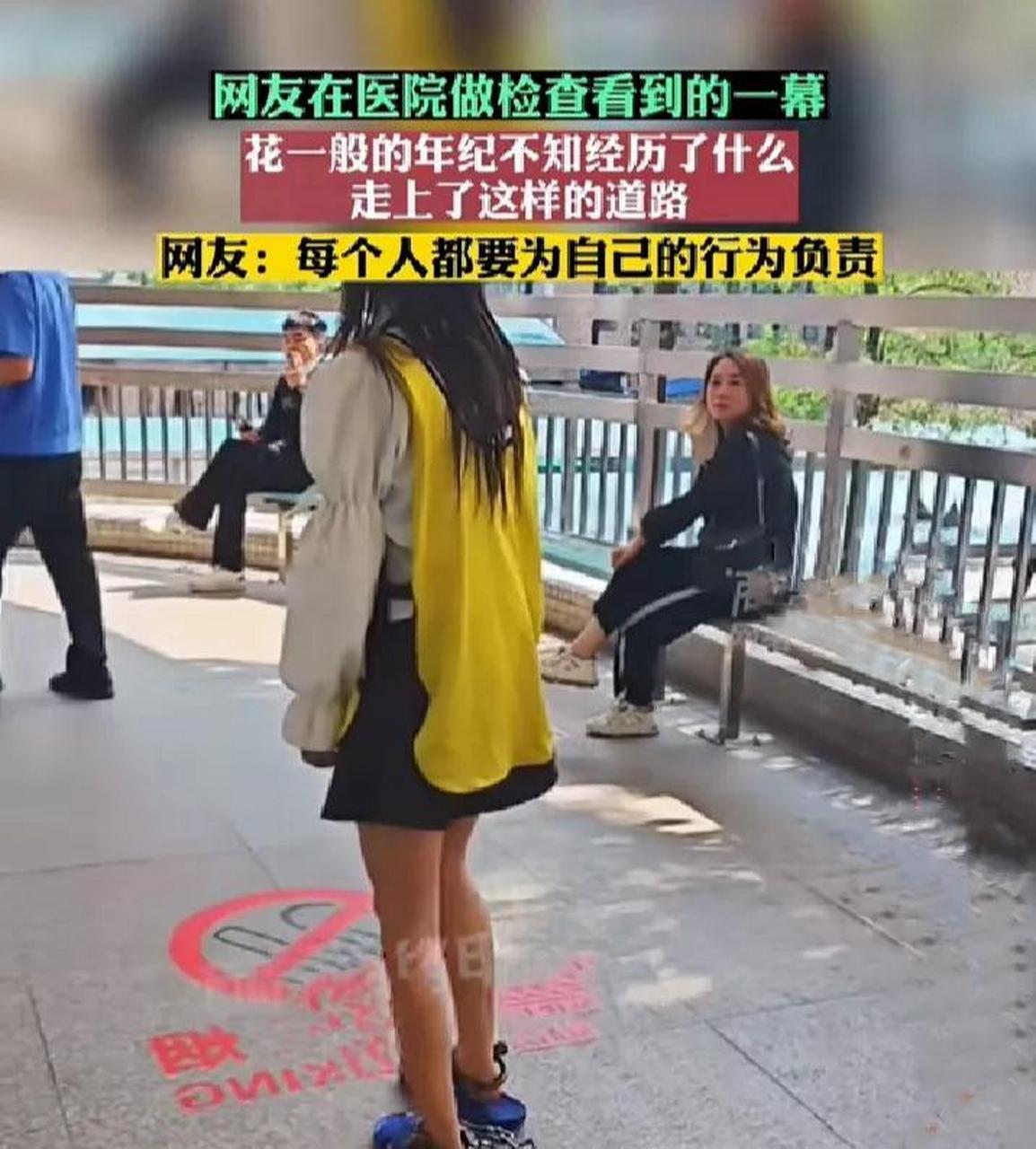 有网友在医院看见一位戴着手拷脚镣的女孩,年纪轻轻,也不是是何故