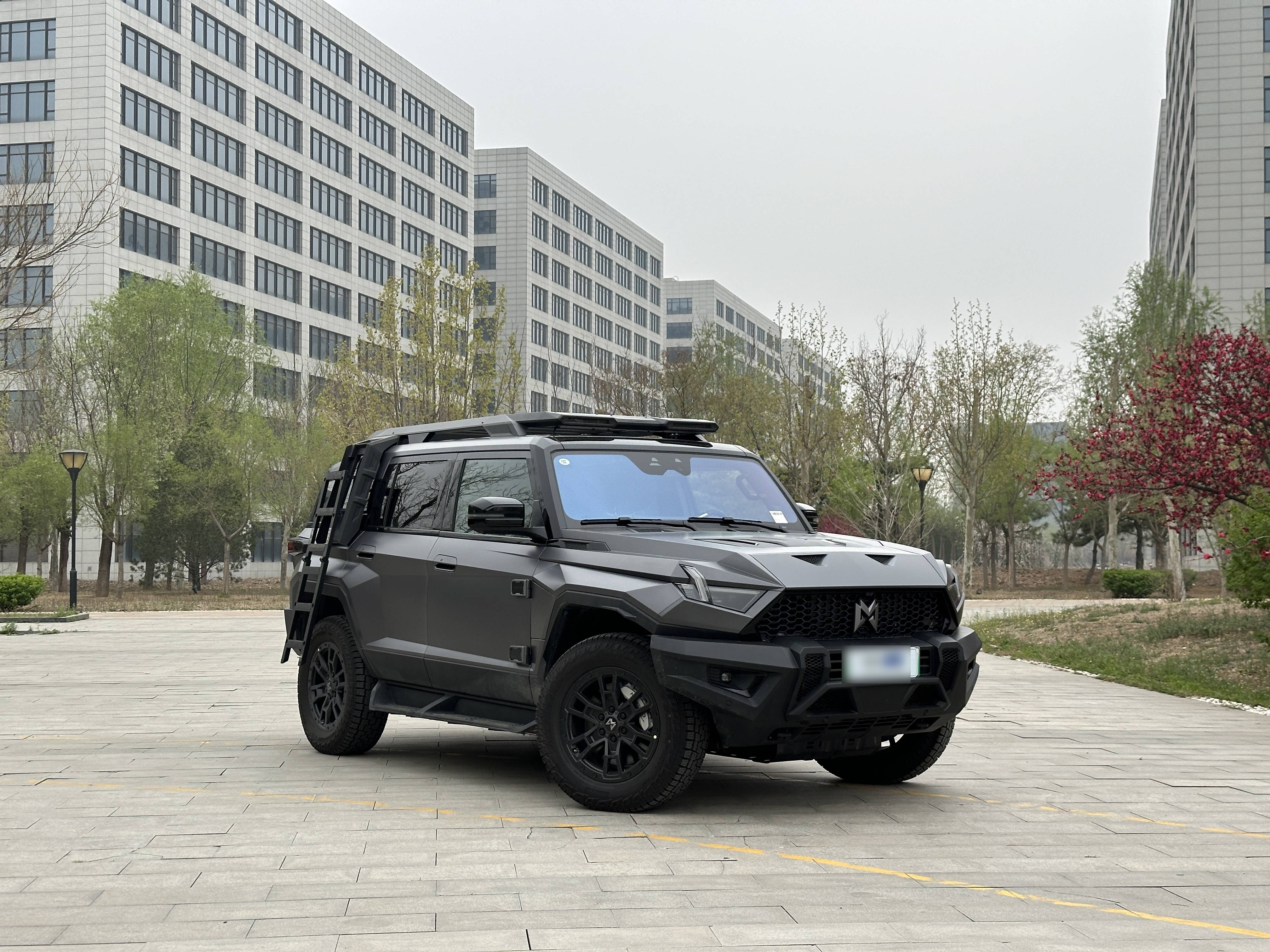 猛士917采用非承载式车身两车的车身结构有较大差异