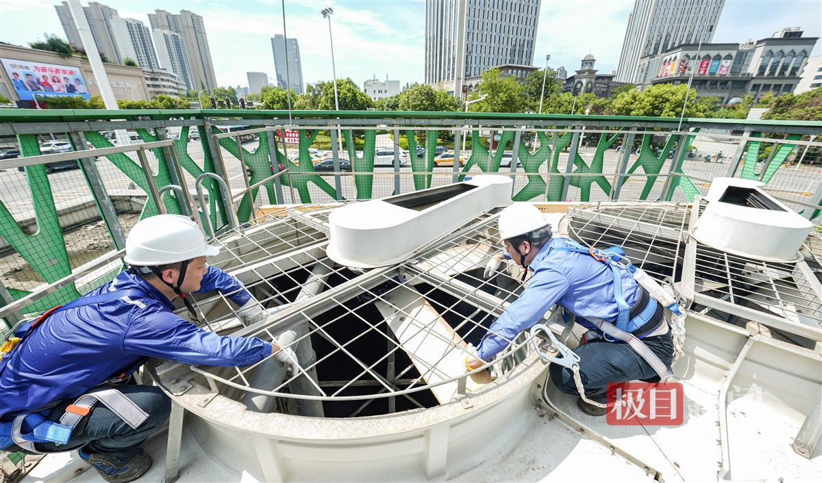 地铁站清凉的背后:他们登上两层楼高的冷却塔,上烤下烘"洗空调"