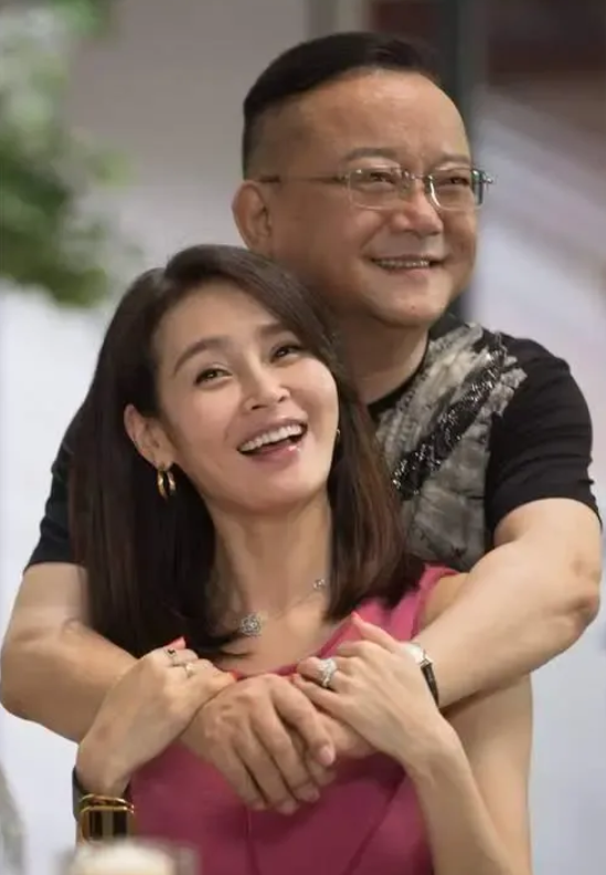 王刚和他的三任妻子,和第三任结婚时想丁克,没料到妻子不同意
