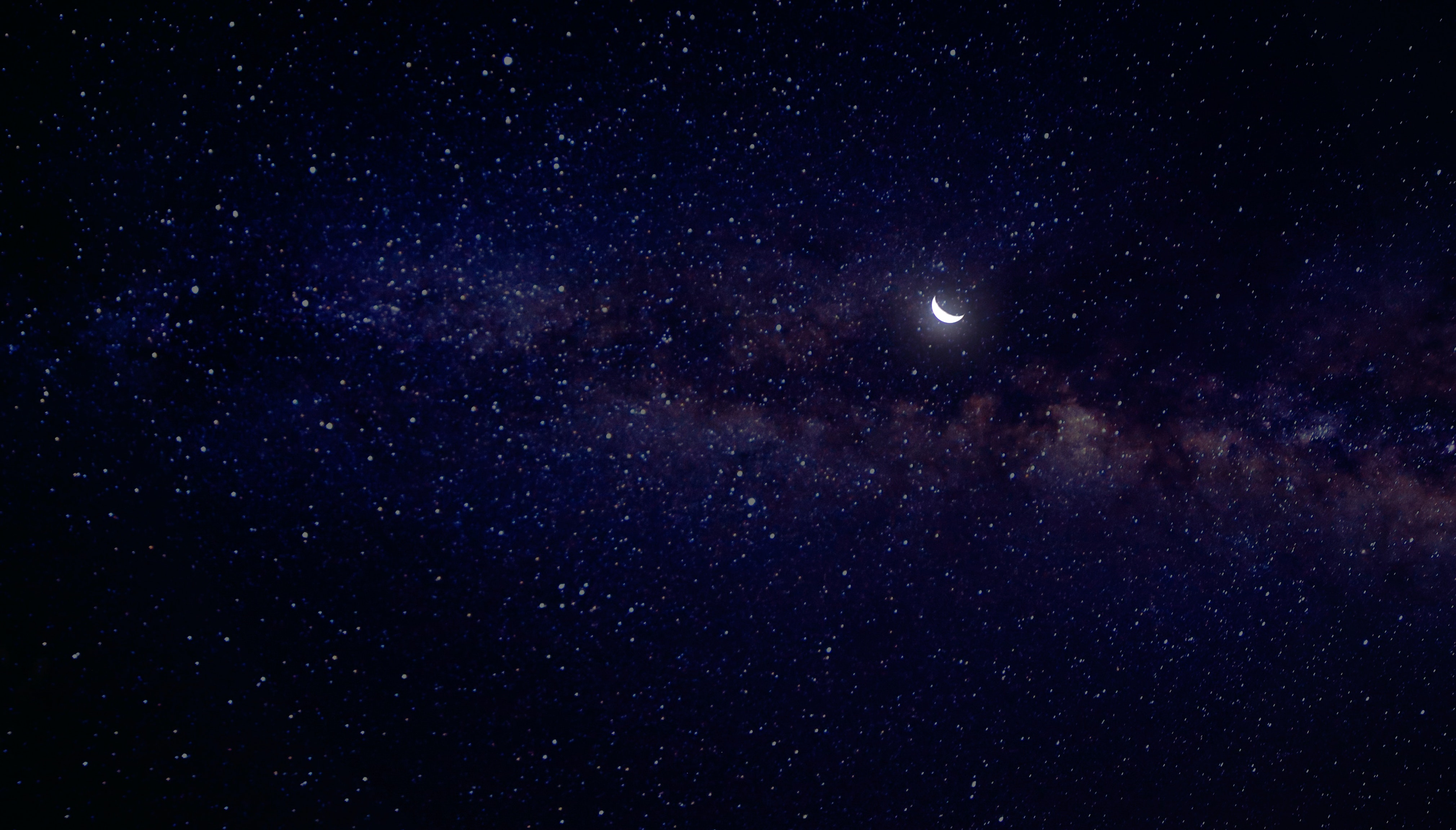 夜空中,漫天星辰闪烁,形成了美丽的星空