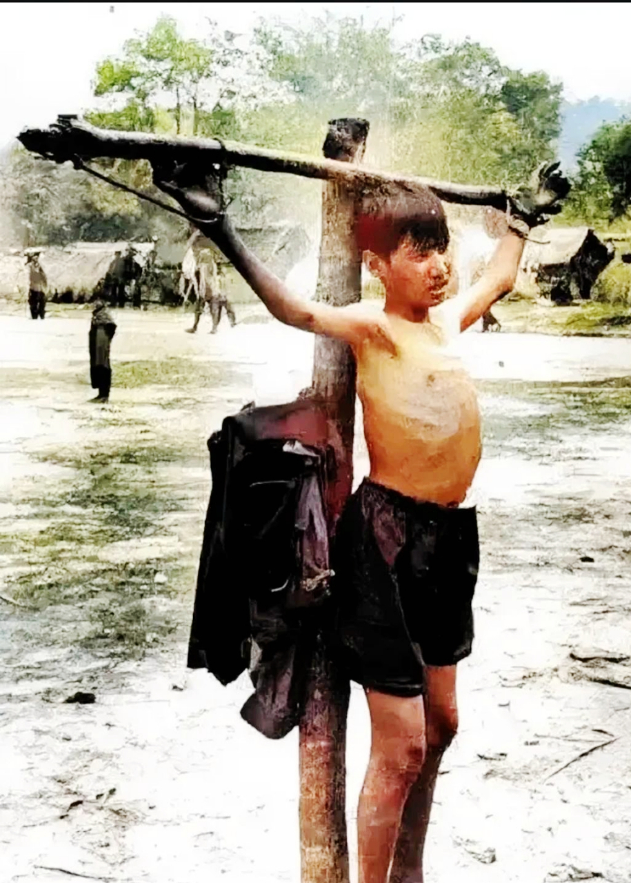 1979年,少年犯在柬埔寨街头被判刑.