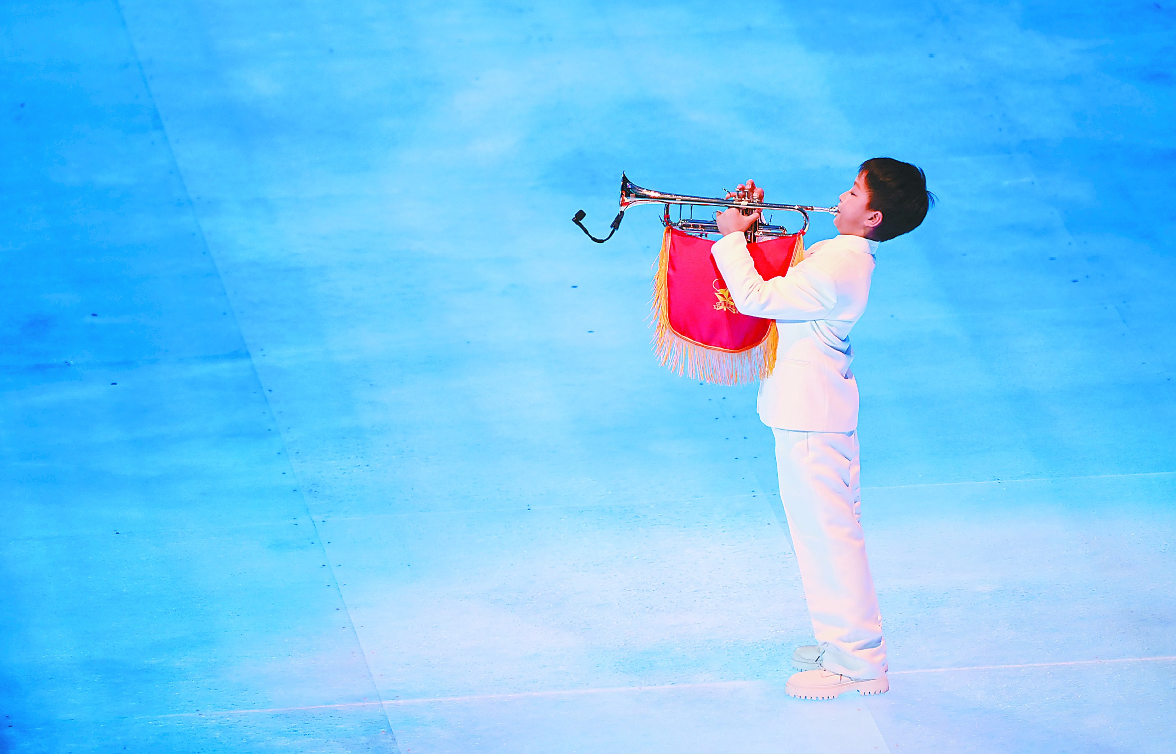 奏唱中华人民共和国国歌!五星红旗高高飘扬在国家体育场上空!