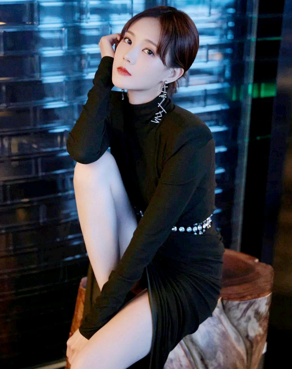 李一桐晒出一张身穿小高领长袖黑色连衣裙的美图.