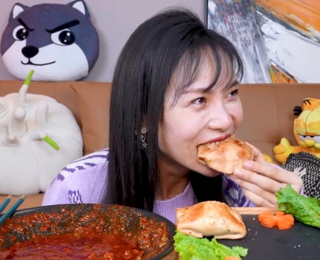 小贝饿了催吐又遭石锤,吃货人设彻底翻车,网友质疑惨遭禁言