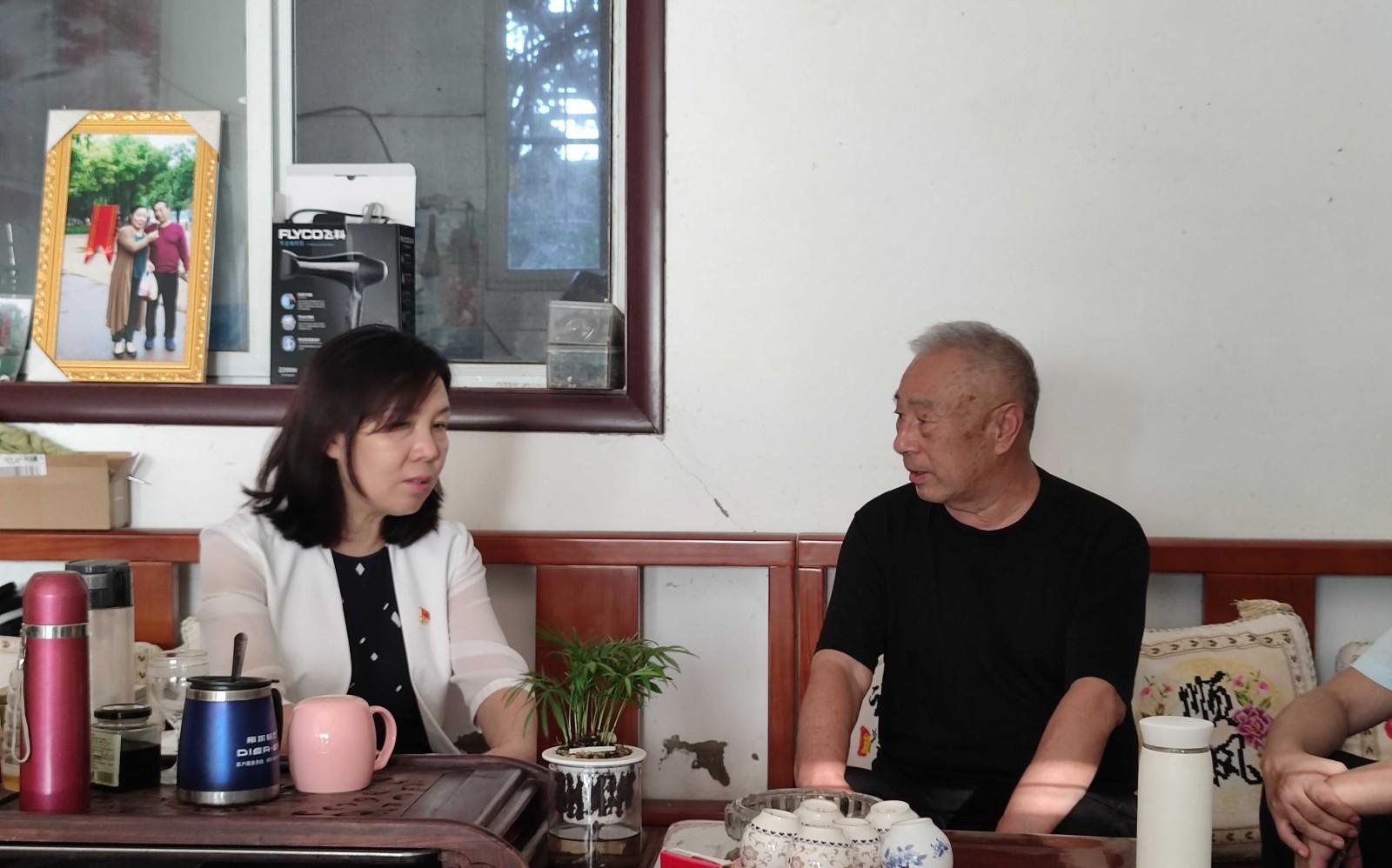社旗县:李淑琳深入桥头镇看望慰问教师代表