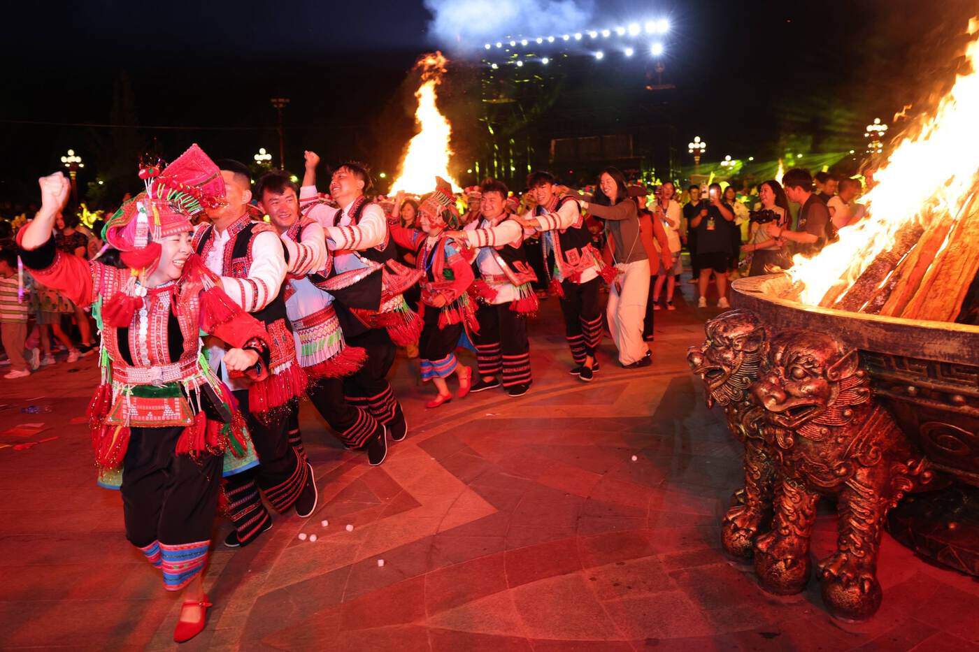 点燃火把同跳左脚舞 楚雄州2024年彝族火把节欢乐启幕