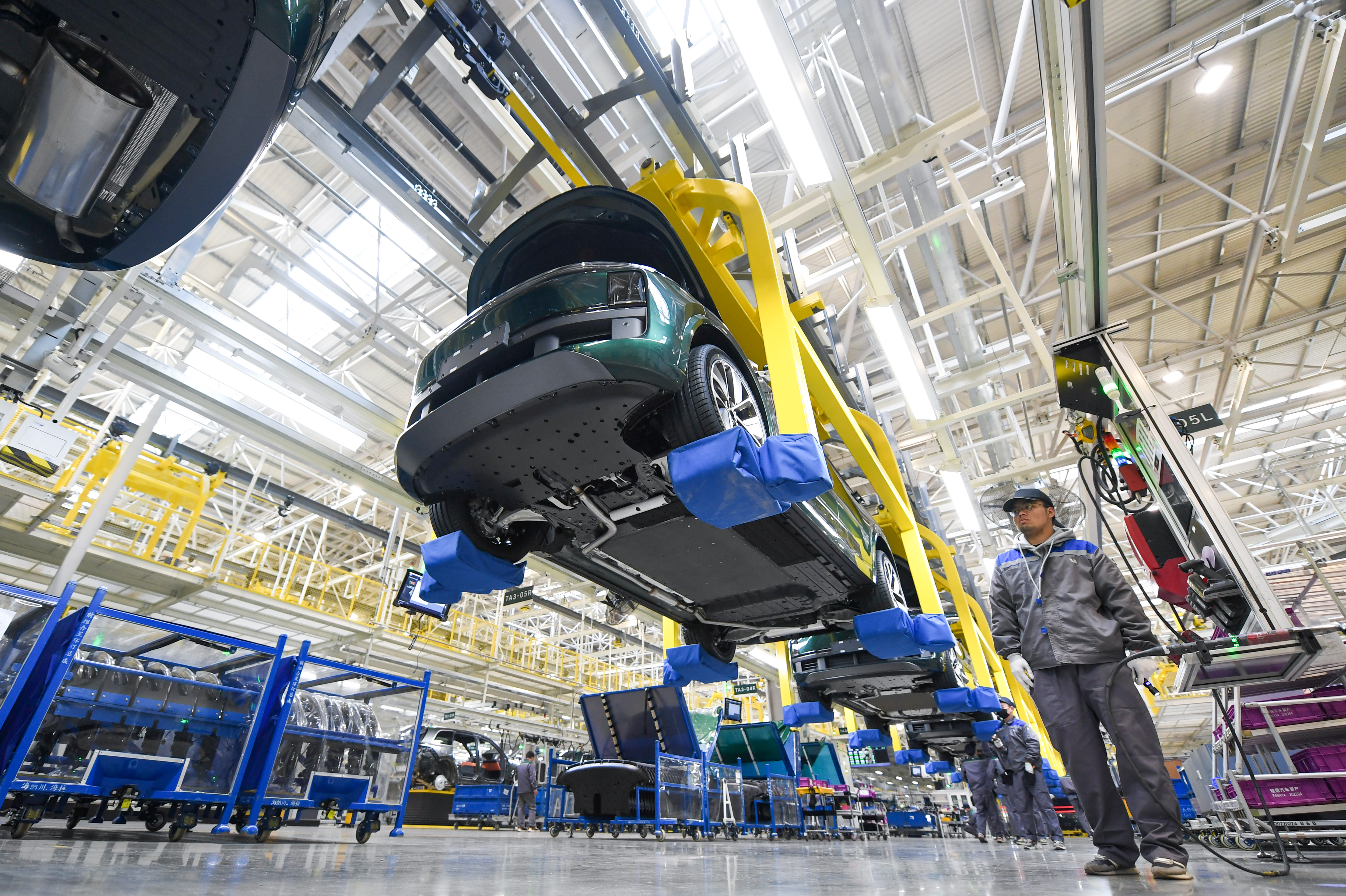 经济调研行·聚焦先进制造·图文互动)探访新能源汽车"4小时产业圈"