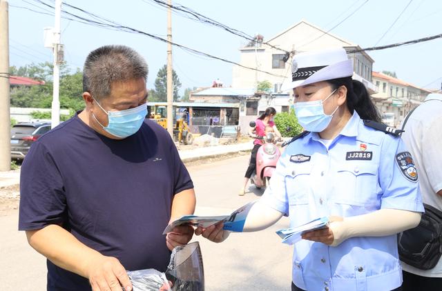 邯郸市交巡警支队涉县大队联合保险公司开展"买保险 送头盔"活动