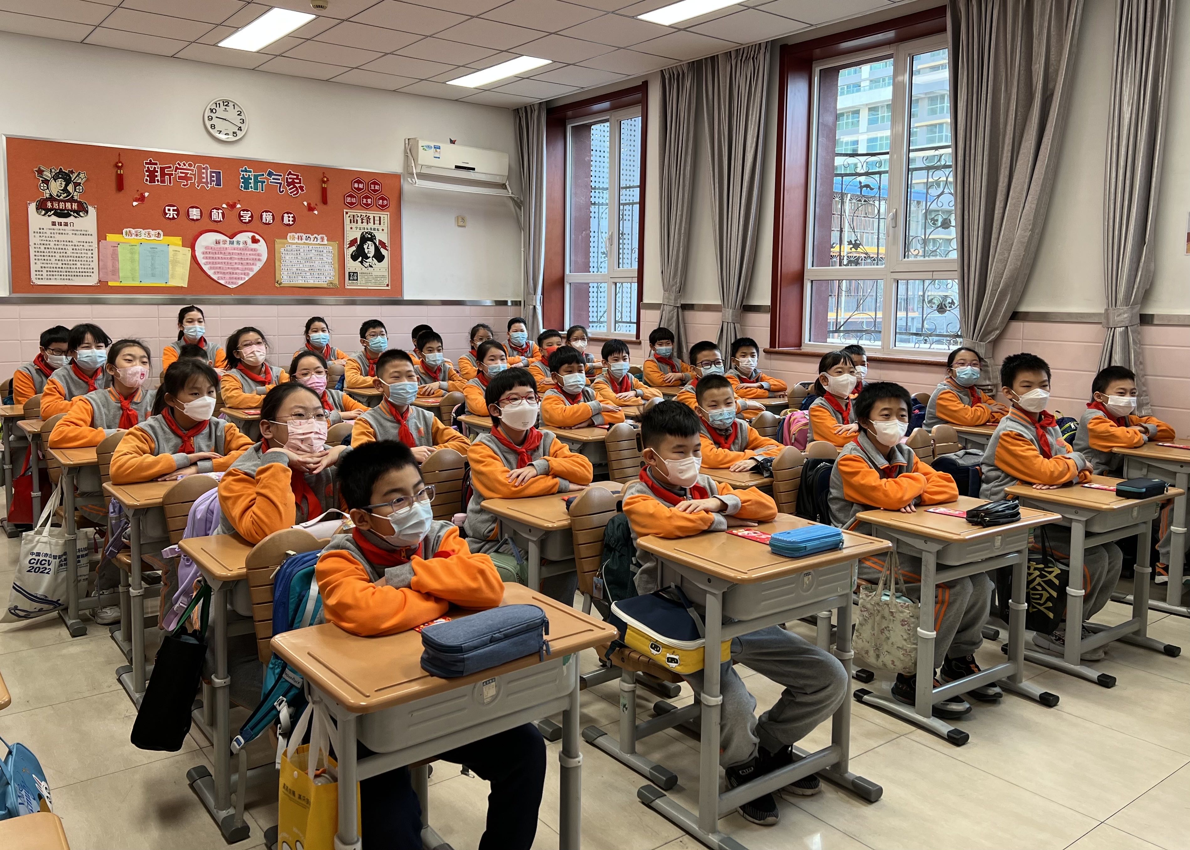 走"兔"门,领礼物,西中街小学在"回温·回暖"中迎接新学期