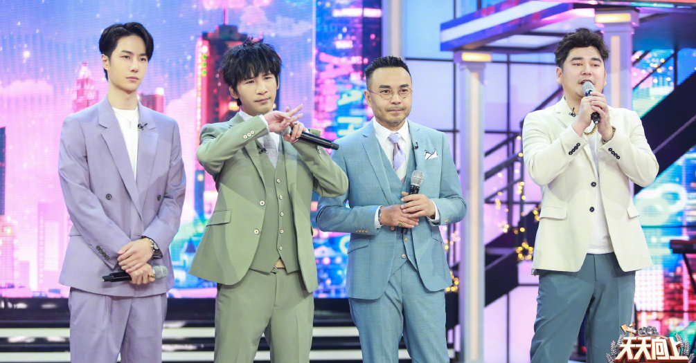 小沐沐亮相《天天向上》,父子首度同台长相成焦点,宛如复制粘贴