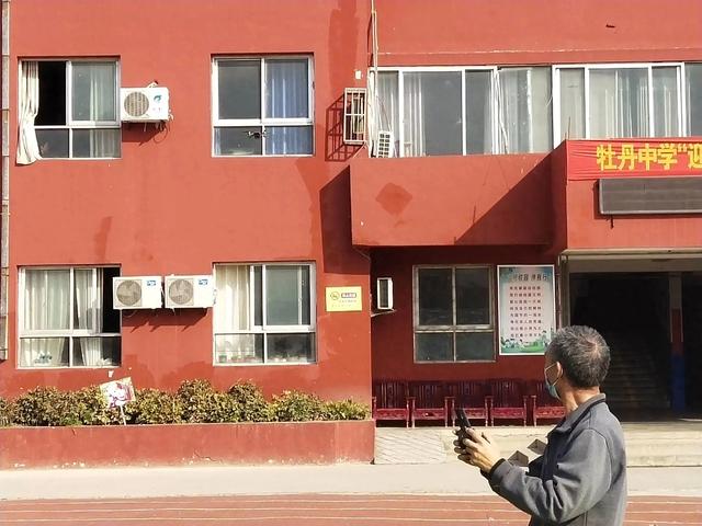 无私奉献,刻苦钻研,只为天边那片湛蓝—牡丹中学无人机航拍开课