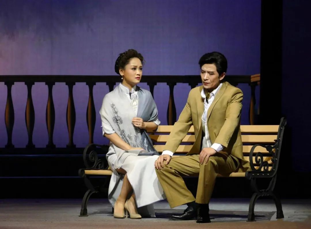 长宁沪剧团根据世界名著《简·爱》改编的新戏《临湖明月》昨晚首演!
