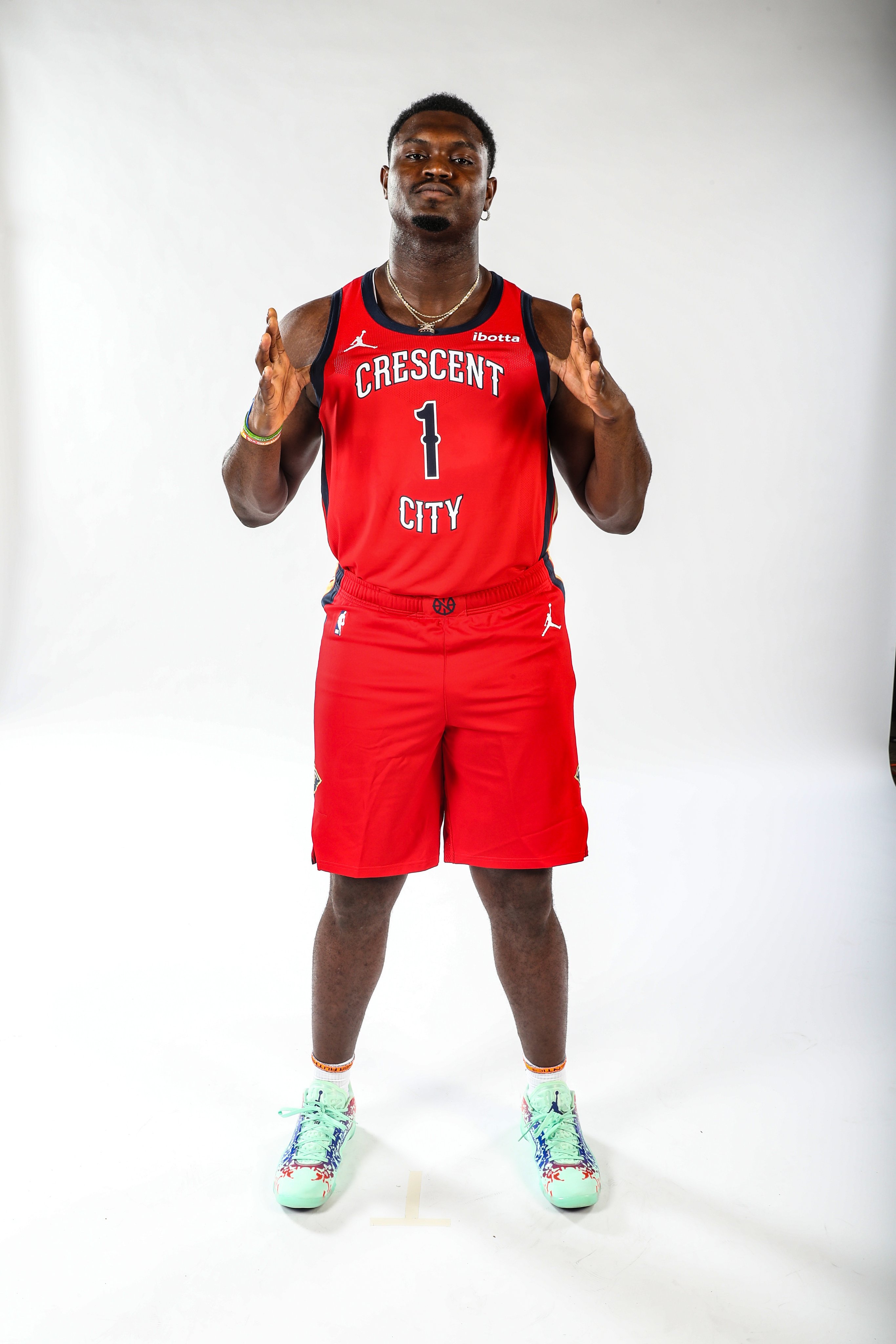 瘦了?鹈鹕官推晒锡安新赛季定妆照