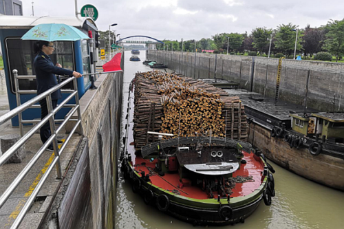 泗阳船闸全力保障高水差时期船舶物资安全快速通过