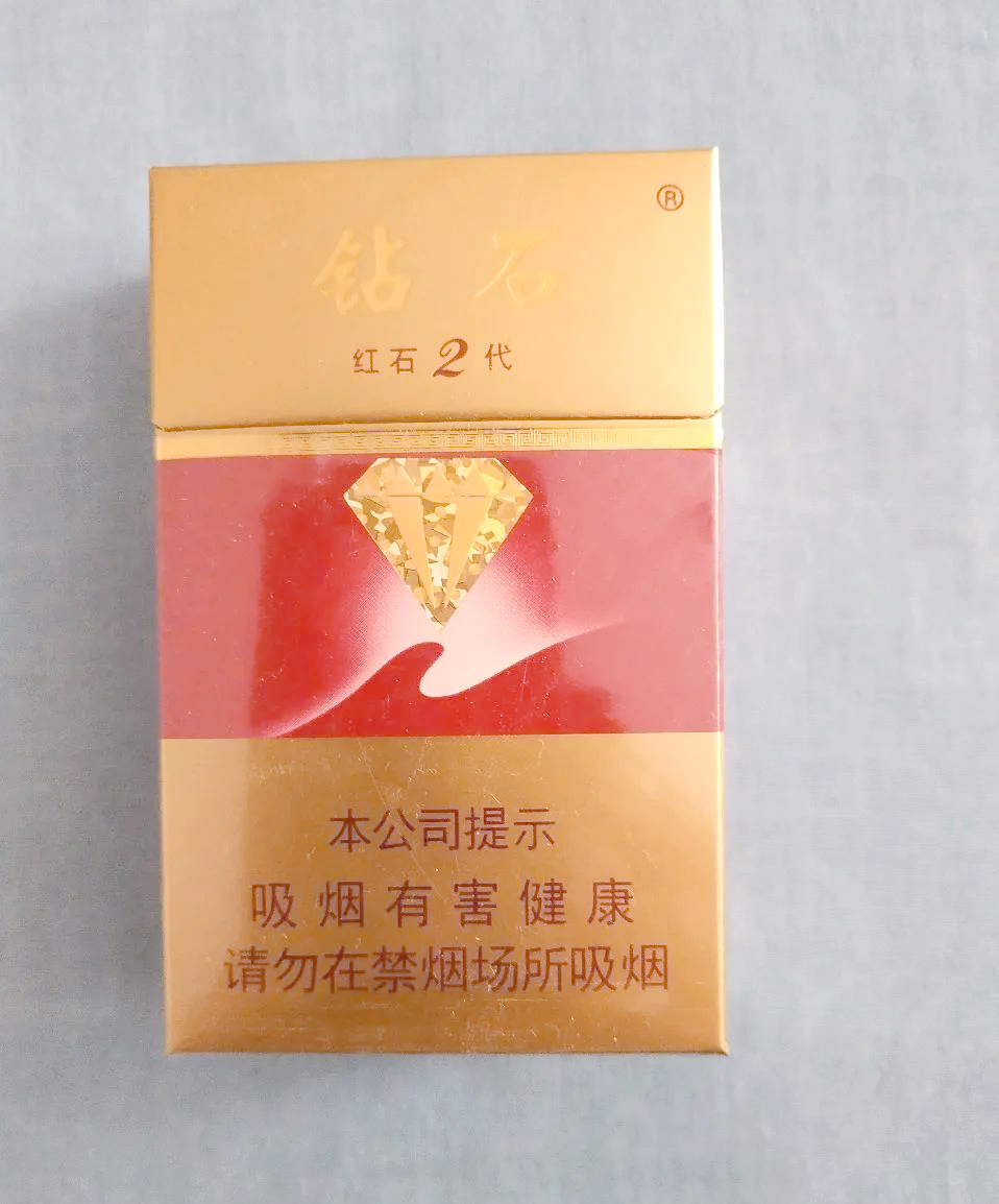 在生产过程中,通过精心控制片烟的醇化时间,采用膨胀