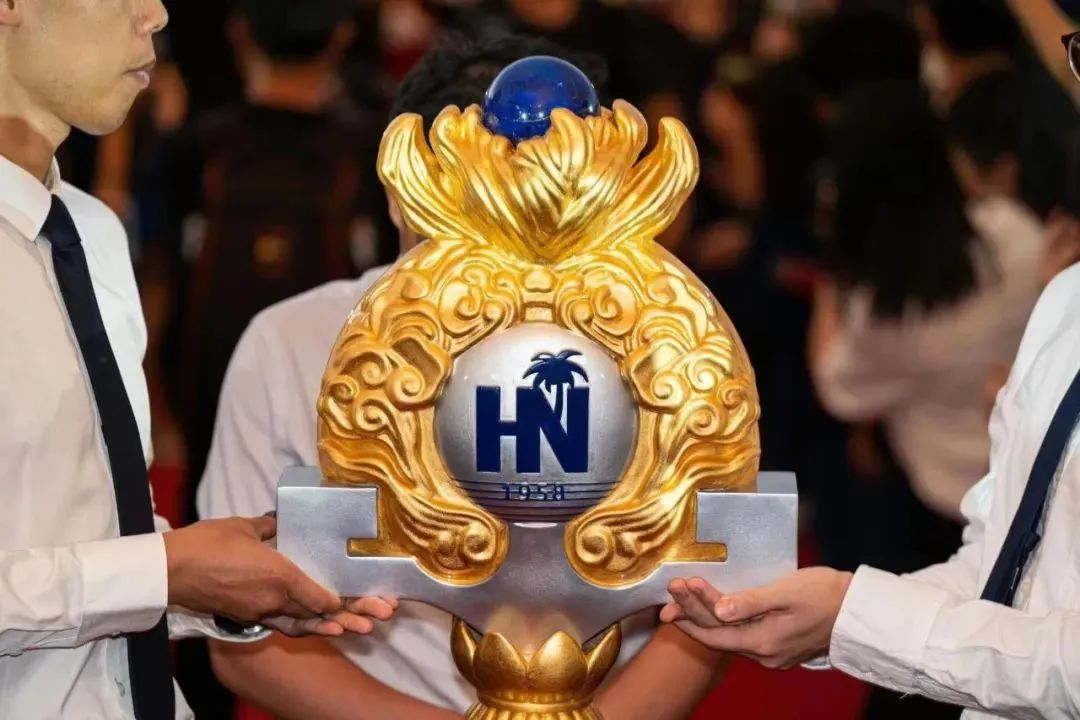 毕业季,各所高校纷纷祭出的学术权杖都有哪些深意?