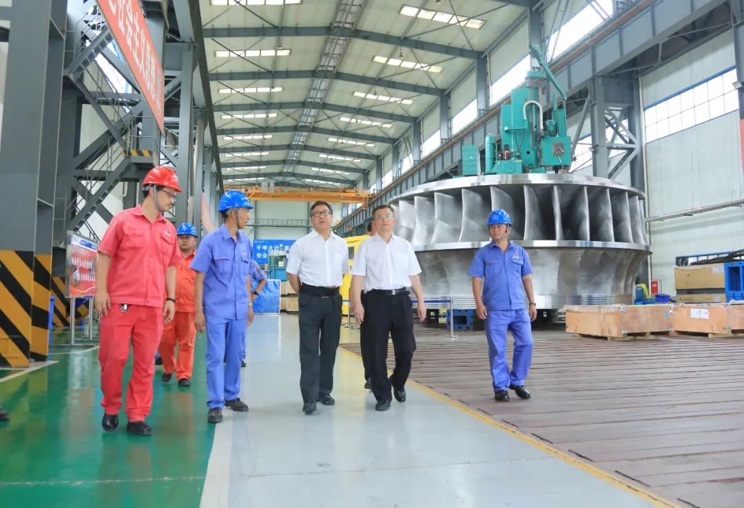 哈电集团总经理,党委副书记吴伟章慰问白鹤滩转轮加工厂干部职工