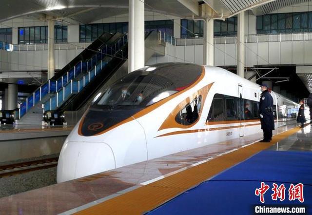 徐连高铁开通1周年探访用脚步丈量安全路的电务人