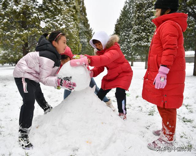 立冬第一天 京城儿童喜迎初雪