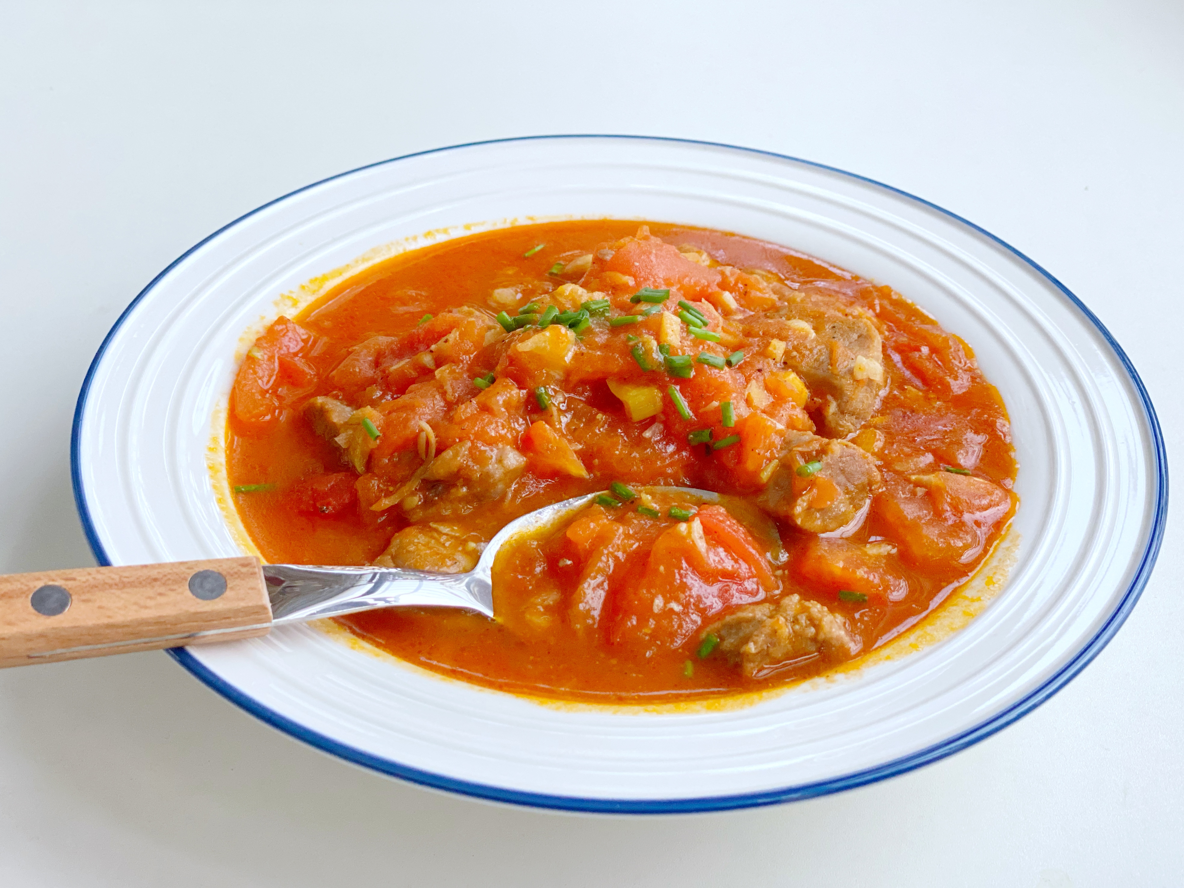 西红柿炖牛肉怎么做才能软烂又好吃?教你经典家常做法,营养美味