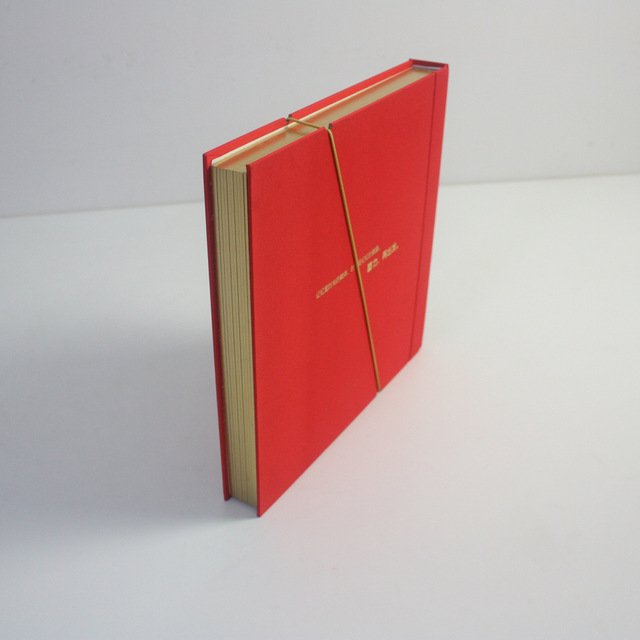 精装画册是企业宣传、产品展示、文化传播的重要载体，广泛应用于企业、事业单位、学校等场景。其核心价值在于通过高质量的印刷工艺和装订方式，提升信息传递的视觉效果与触感体验，满足品牌展示、产品说明、活动记录等多样化需求。一、技术原理与核心工艺：精装画册的印刷过程涉及多道工序，核心包括设计、制版、印刷、装订与后期加工。印刷环节采用海德堡特级印刷机、日本小森等进口设备，支持4+4C全彩印刷（即正反面各4色）
