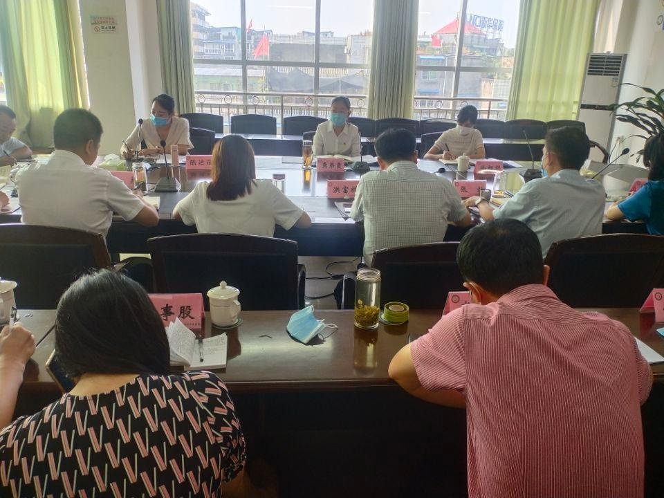 富顺县政府副县长龚弟霞一行到县教育体育局调研环保,疫情防控及安全