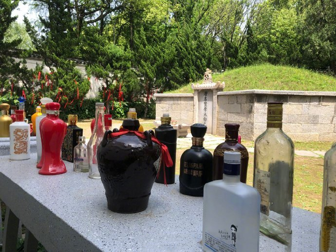 安徽马鞍山:李白墓前各地美酒多 还有啤酒献给杜甫