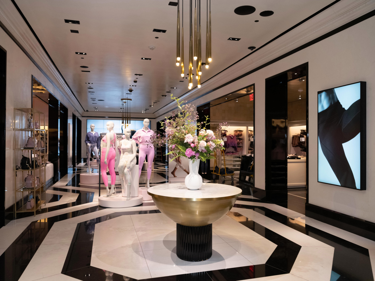 维密纽约第五大道旗舰店重开,大码模特代替"天使"成c位