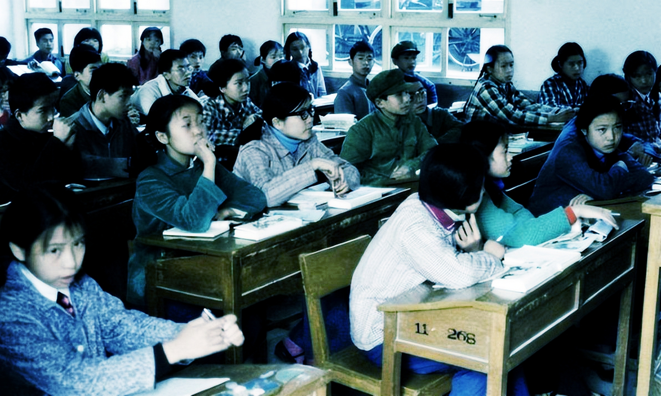 1981年,杭州的孩子们在教室里上课,桌椅显眼