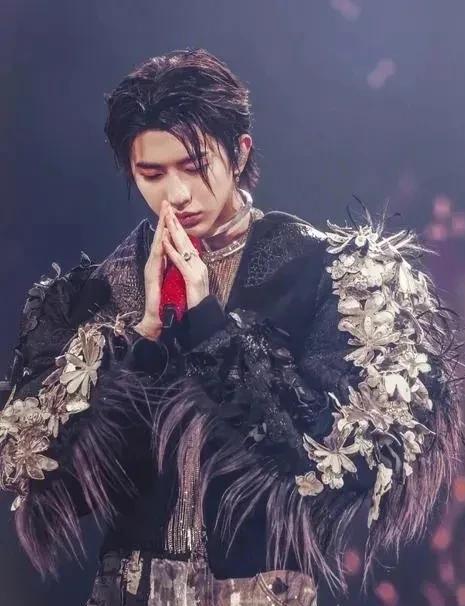 蔡徐坤红衣现身新加坡演唱会,演唱会照常举行,这状态也太好了吧