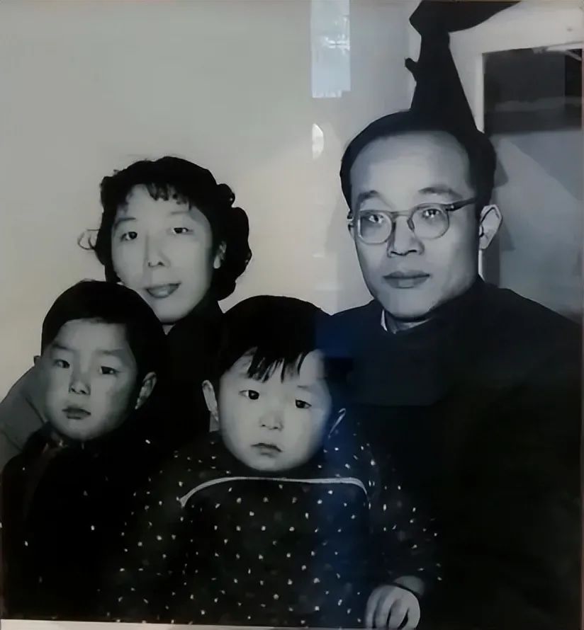 那段日子,乔羽养猪,喂猪,打扫猪圈,每当杀猪时乔羽总被安排洗猪下水