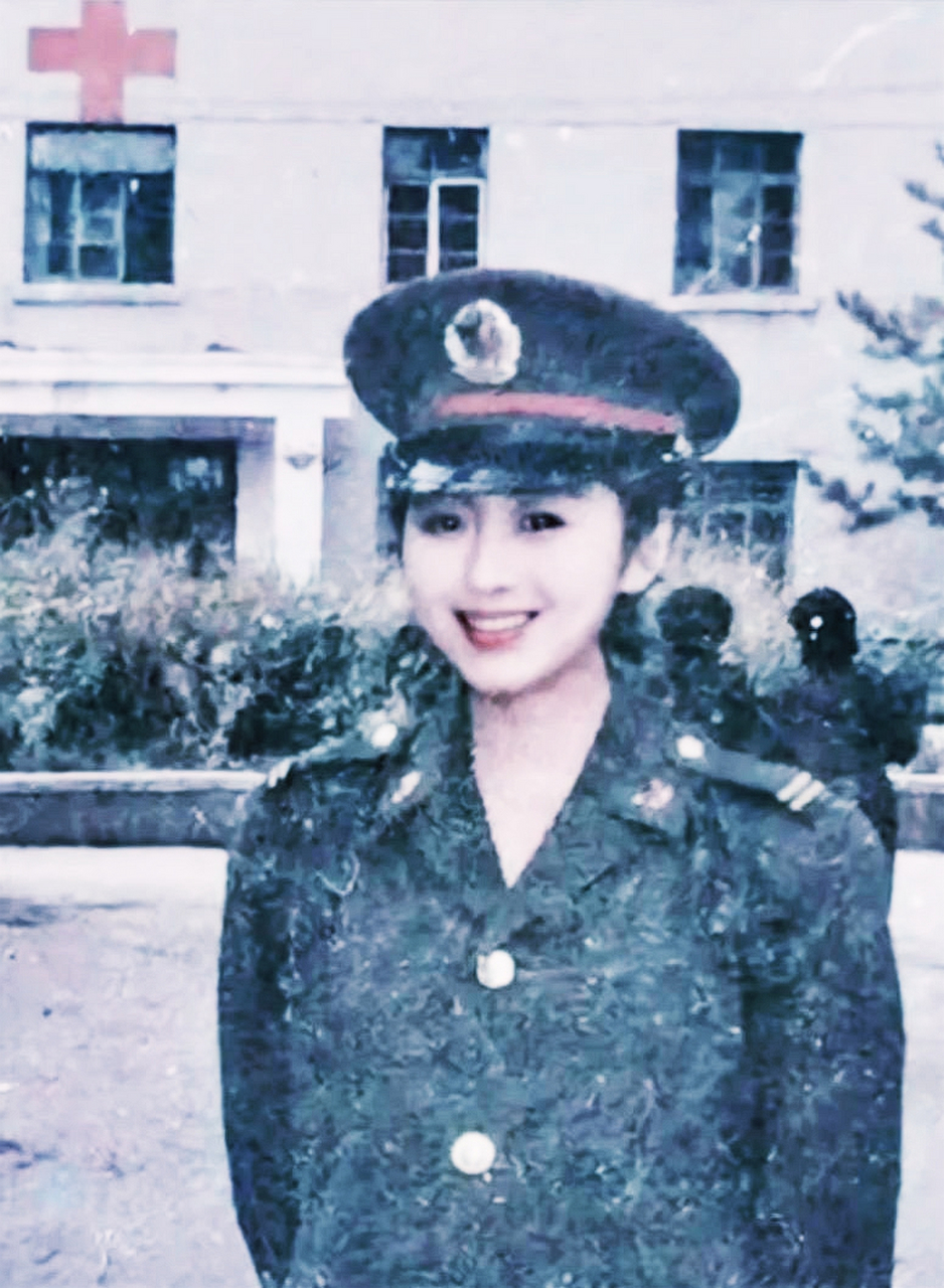 90年代难得一见的女军人照片,让人过目难忘.