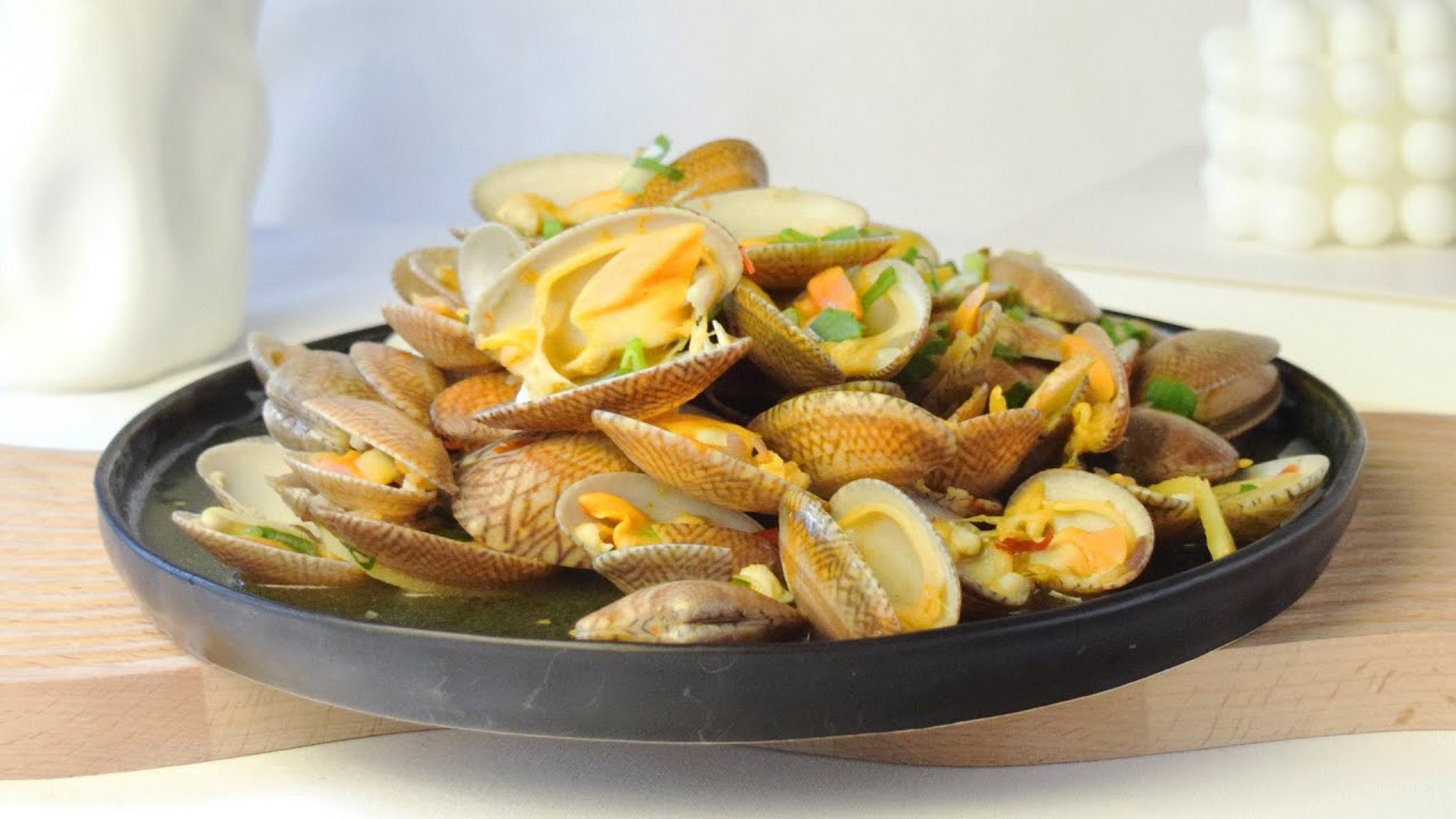 姜葱蒜蓉炒花蛤,做法简单快速,只需将花蛤和姜葱蒜同炒,煮15分钟即可