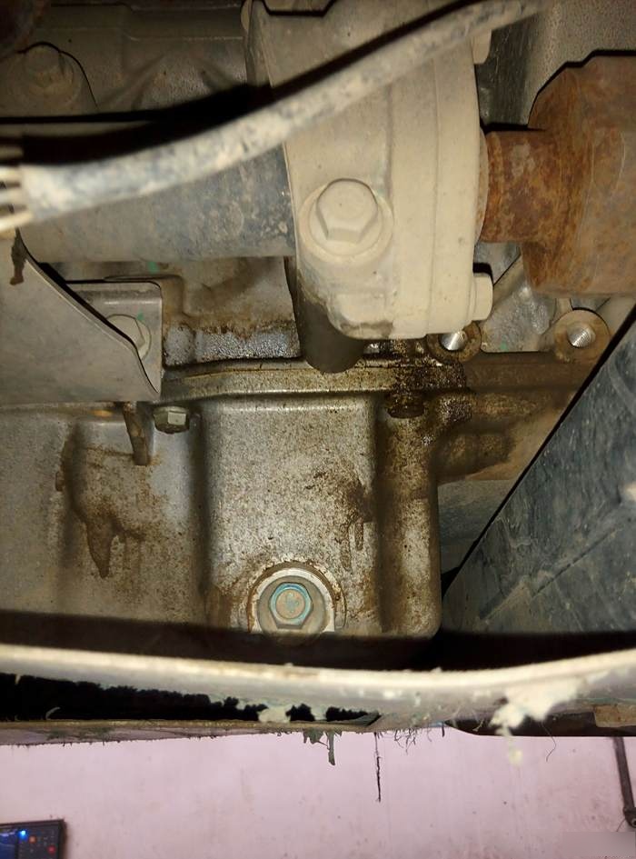 汽车发动机底部有点渗油正常吗?