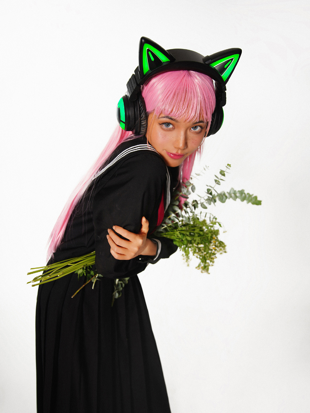 最近火了一种搭配叫"黑皮 jk",帅气又大方,独特感十足!