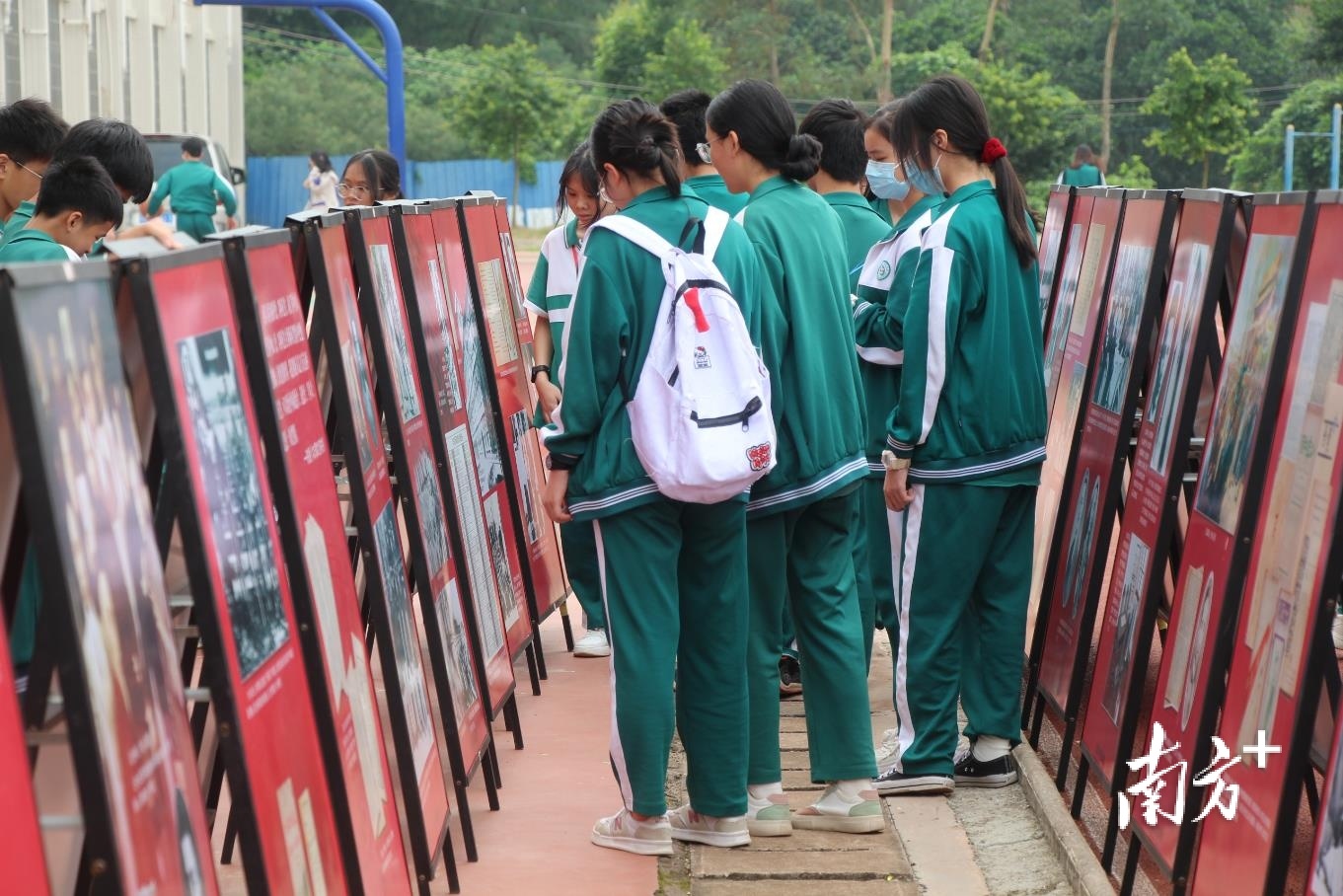 化州九中举办"五四"专题图片展,激扬青春斗志