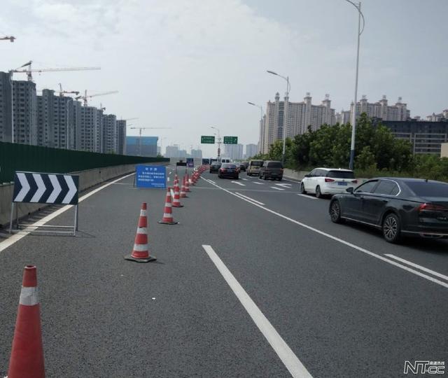 通启路高架转通沪大道匝道封闭施工,交警提醒司机及时绕行