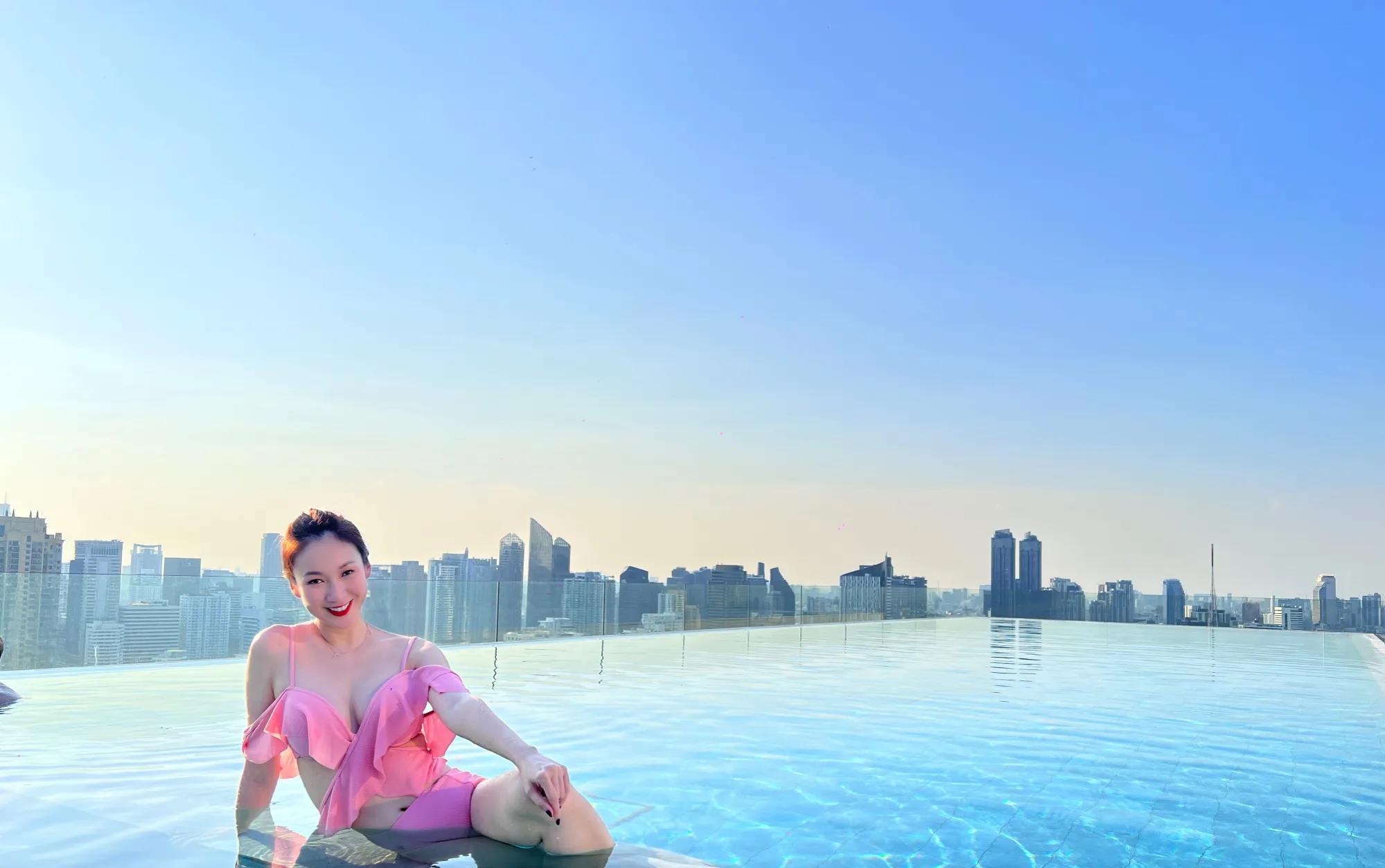 tvb女星庄思敏晒泳池美照,穿粉色比基尼大秀傲人胸围!庄思敏