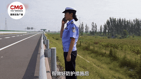 “车靠边、人撤离、即报警”具体怎么做?一文读懂→-有驾 “车靠边、人撤离、即报警”具体怎么做?一文读懂→-有驾