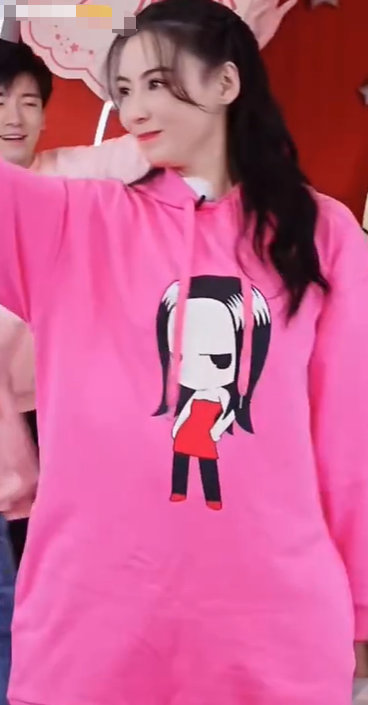 张柏芝首次直播带货人气高 穿芭比粉卫衣跳樱花舞少女感满满