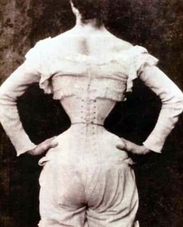 茜茜公主腰围超40厘米就绝食,她的腰围有多细?老照片确实很迷人