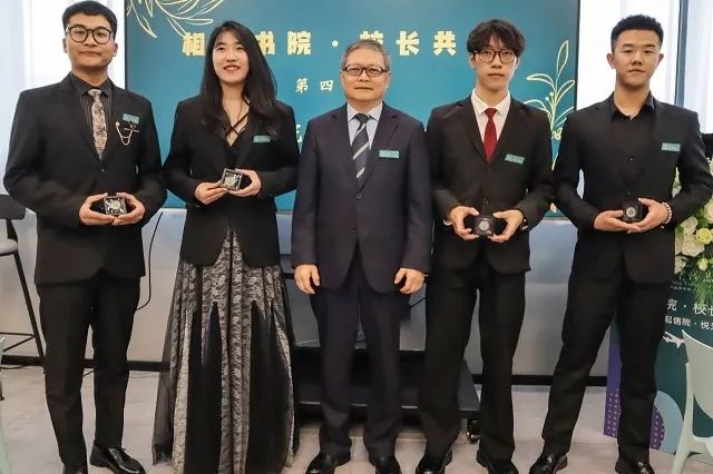 看世界找自己共赴校长共膳的浪漫之约