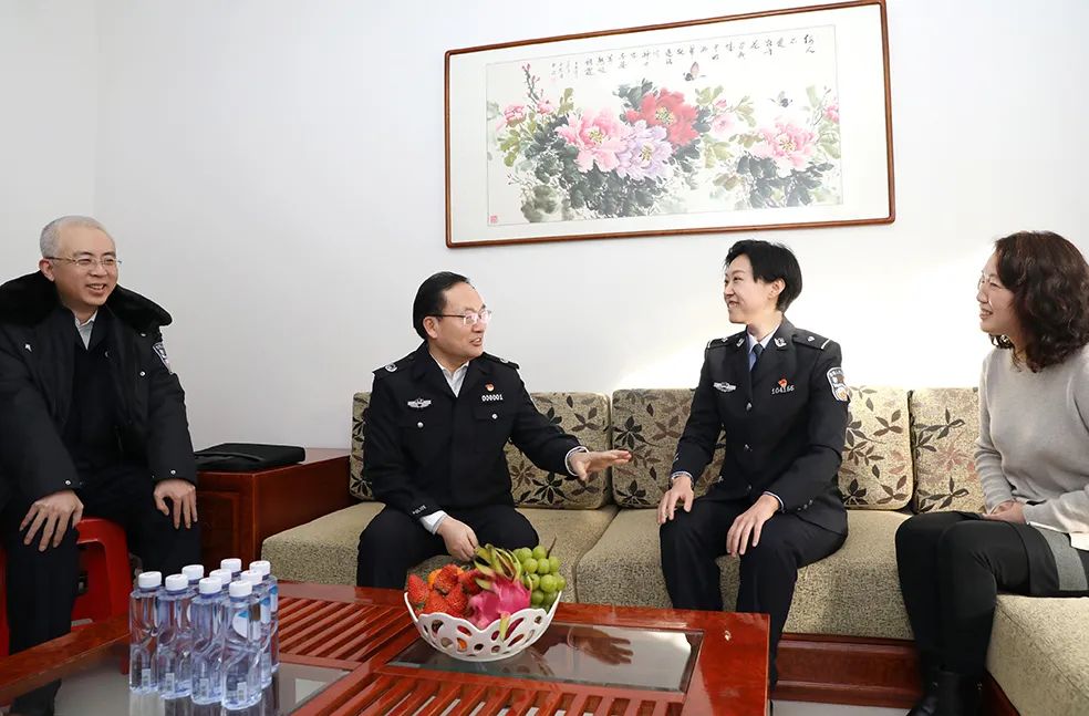 沈阳牺牲民警妻子图片