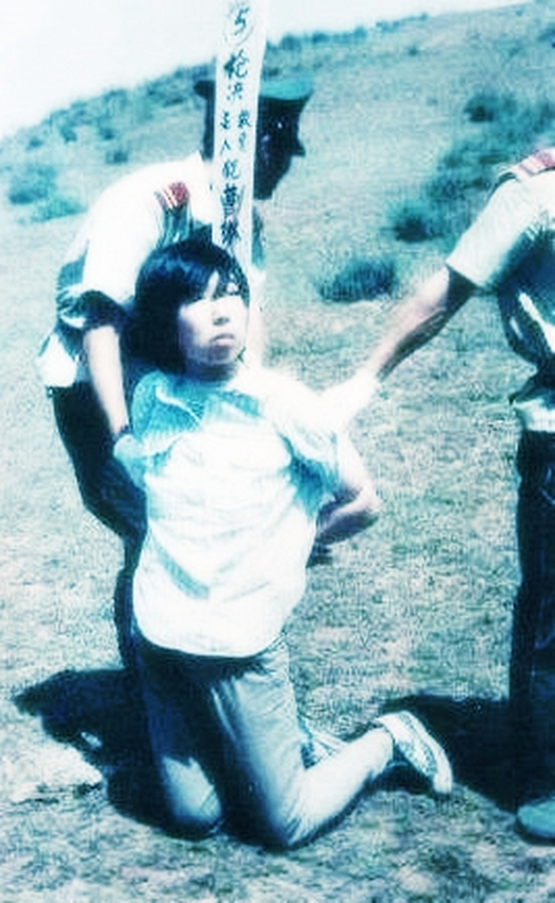 照片中,曹琳琳身上绑着五朵花,但脸上没有任何表情.