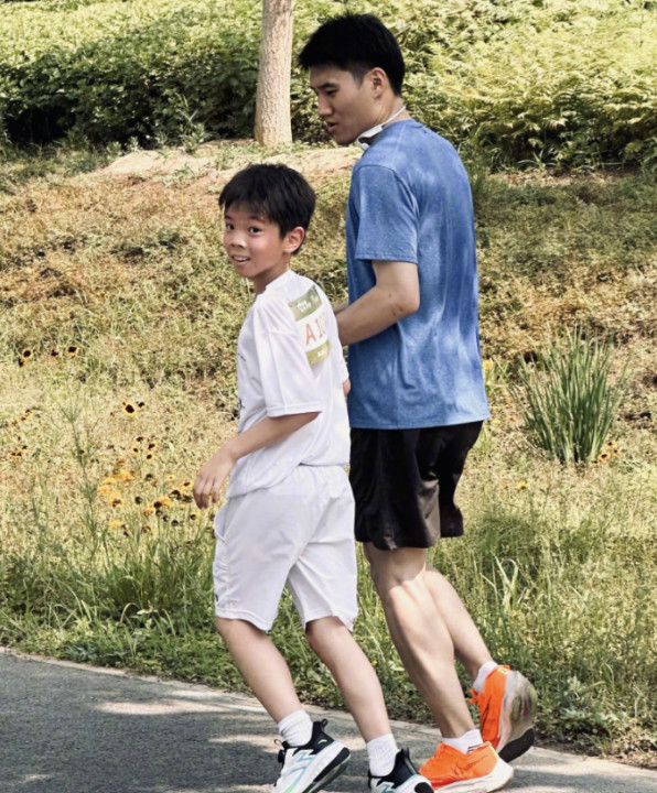 霍思燕带儿子参加父亲节活动,"猪鼻子"引争议,网友建议去整容