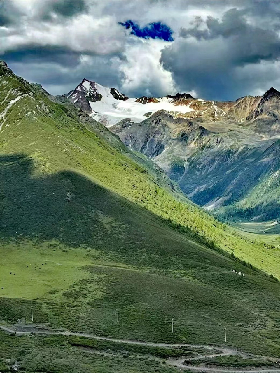 玉科草原位于四川甘孜州道孚县境内,距县城65千米,是一片面积达1846