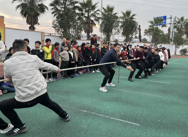 萧江五小举行跳长绳,拔河比赛