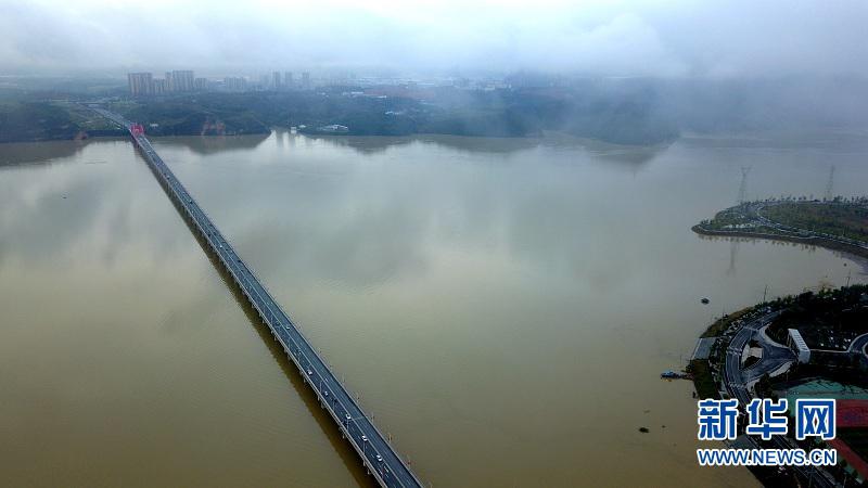 新华网发曹忠宏摄图为丹江口库区上游十堰市郧阳区段管道清理机怎么使用(3) 新华网发曹忠宏摄图为丹江口库区上游十堰市郧阳区段管道清理机怎么使用(3)