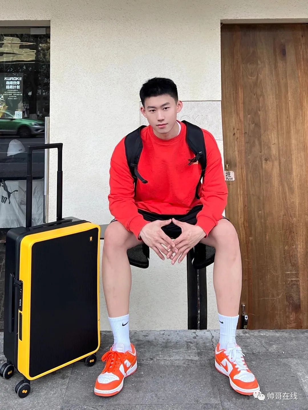 03年单眼皮小奶狗体育生,老阿姨们都不淡定了!